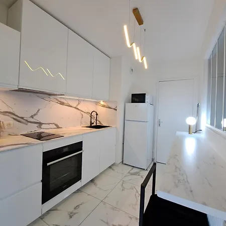 De Standing Apartment